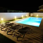 Villa - Alta Calidad Con Piscina Y Jardin *